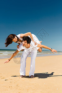 在海滩上享受自由的情侣 旅游 乐趣 女士 旅行 已婚图片