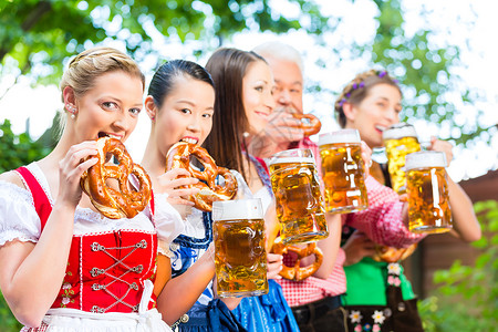 啤酒花园-朋友在巴伐利亚酒吧喝酒 节日 闲暇图片