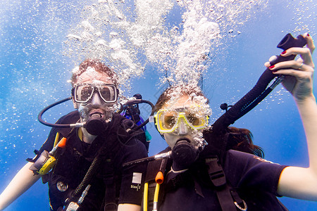 男人和女人在热带海中潜水的潜水员 龙目岛 清除高清图片