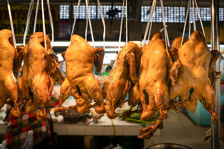 中国新年除夕 在中国新年节的市场上销售鸭子或炒鸭子和煮鸡 校对 Portnoy 小鸭子 台湾背景图片