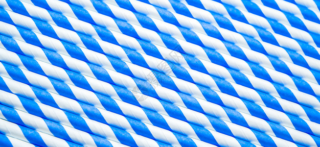 白色背景上孤立的蓝色螺旋条纹吸管背景图片