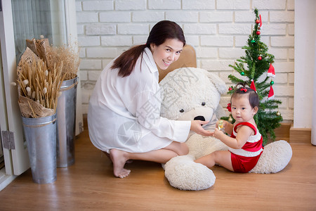 穿着圣诞装饰的可爱女婴全长穿着圣诞服装盛装满天花 婴儿 幸福背景图片