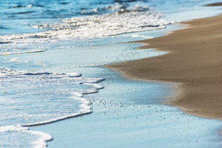 海水的特写影响沙滩上的沙子 海浪平静地流沙 放松的景色 海景 天堂背景图片