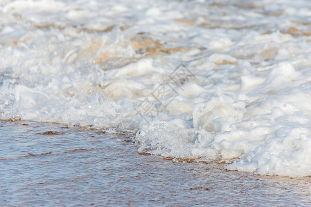 海水的特写影响沙滩上的沙子 海浪平静地流沙 放松的景色 美丽 海景背景图片