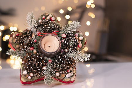 夏季装饰花环圣诞装饰品 明星形状由树枝制成 上面有新年玩具和蜡烛 木头 假期背景
