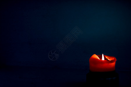 烛光设计素材深色背景上的红色节日蜡烛圣诞节 除夕和情人节的豪华品牌设计和装饰 魔法 品牌推广背景