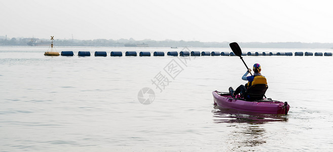 穿梭独木舟或小船 划艇 划艇 划艇和划桨 男生 湖图片