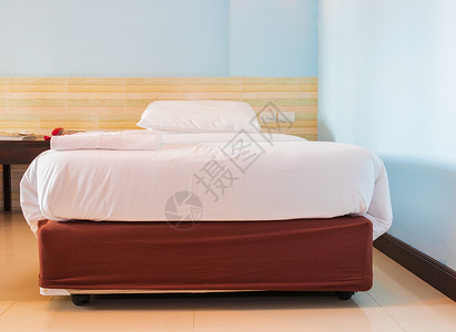床铺和床铺枕头在卧室中白 假期 床垫 房间 被子图片