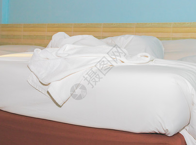 床铺和床铺枕头在卧室中白 地毯 纺织品 被子 房子图片