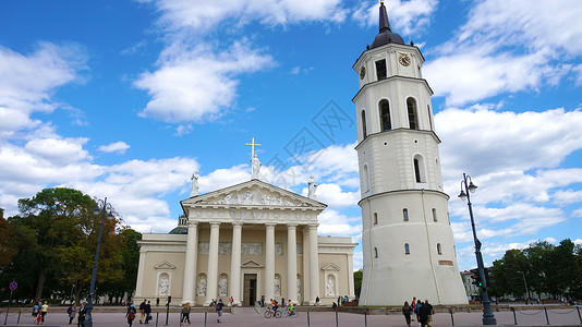 斯坦尼斯劳斯7 2018年6月7日 蓝天有白云和广场游客的维尔纽斯大教堂 立陶宛背景