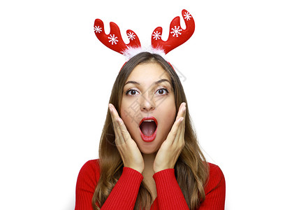 圣诞大卖 有驯鹿角的漂亮奇异女人 在白色背景上仰望着摄影机 情感 有趣的笑女肖像 新年的销售 制作 帽子背景图片