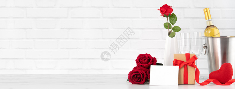 以葡萄酒 礼物和玫瑰花束庆祝情人节 礼物盒 天高清图片