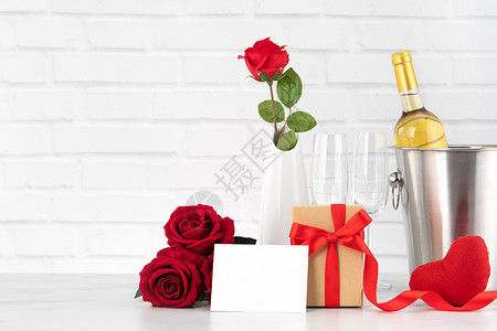 以葡萄酒 礼物和玫瑰花束庆祝情人节 冰 庆典背景图片