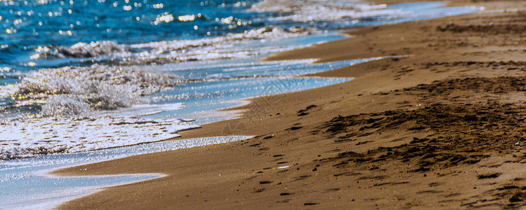 海水的特写影响沙滩上的沙子 海浪平静地流沙 放松的景色 天气 天堂背景图片