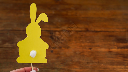 兔纸黄兔用牙刷上纸做的黄兔子手拿着复活节烘烤装饰 手工制作的 孩子背景