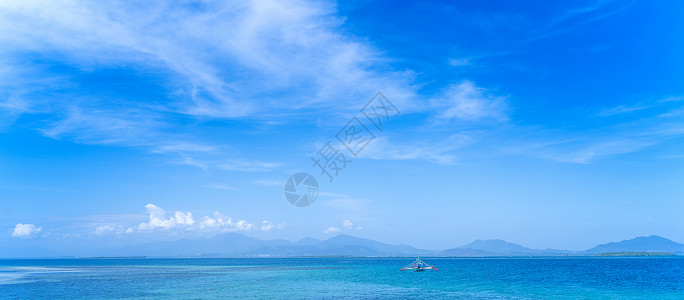 淡蓝天背景 度假和海上旅行概念 复制空间隔离的美丽海景 岛 巴哈马图片