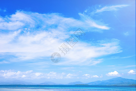 淡蓝天背景 度假和海上旅行概念 复制空间隔离的美丽海景 阳光 自然图片