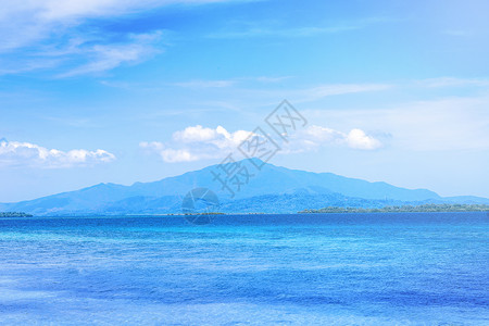 淡蓝天背景 度假和海上旅行概念 复制空间隔离的美丽海景 波浪 巴哈马图片
