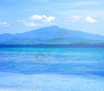 淡蓝天背景 度假和海上旅行概念 复制空间隔离的美丽海景 阳光 假期图片