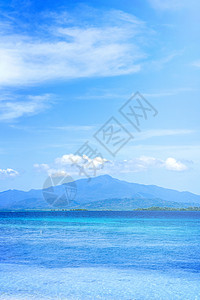 淡蓝天背景 度假和海上旅行概念 复制空间隔离的美丽海景 晴天 马尔代夫图片