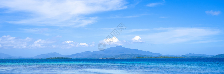 淡蓝天背景 度假和海上旅行概念 复制空间隔离的美丽海景 天际线 明信片图片