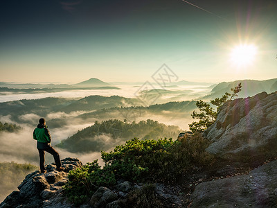 单人徒步登山图片