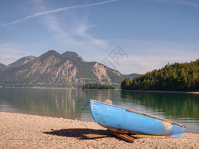 十石舟在沃肯西山湖的石舟岸上的船 钓鱼 旅行 假期 旅游背景