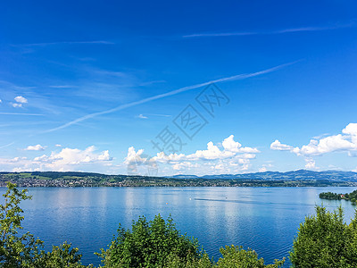 田园诗般的瑞士风景 沃勒劳的苏黎世湖 瑞士施维茨州 苏黎世湖 山脉 蓝水 天空作为夏季自然和旅游目的地 是风景艺术印刷品的理想选背景
