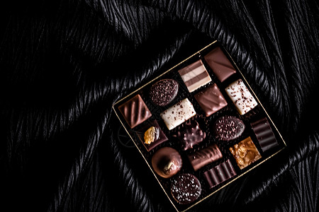 礼盒中的瑞士巧克力 瑞士巧克力店用黑巧克力和牛奶有机巧克力制成的各种豪华果仁糖 作为节日礼物的甜点食品和高级糖果品牌 盒子 平铺背景图片