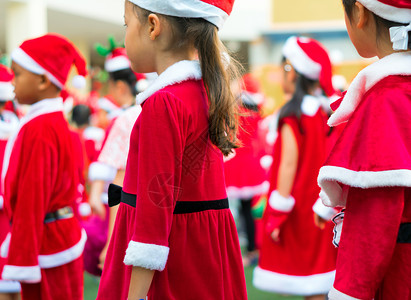 在小学圣诞派对上穿红主题服装的女生在小学里 庆典 年轻的背景图片