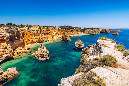 葡萄牙阿尔加维美丽的海滩 Marinha 海军海滩 是葡萄牙最著名的海滩之一 位于阿尔加维拉戈阿市的大西洋沿岸 波尔蒂芒 石头背景图片