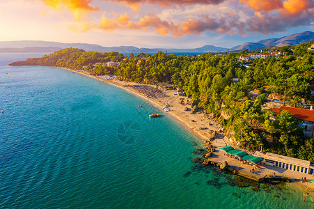 希腊凯法利尼亚岛阿尔戈斯托利的海滩 阿尔戈斯托利 Lassi 附近海滩的壮丽景色 Lassi 的海滩拥有柔软的沙滩和碧绿的海水背景