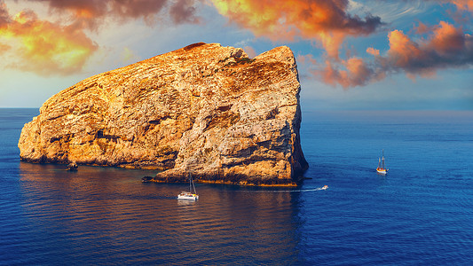 伊索科伊拉萨里岛从意大利撒丁岛岛上的查看 意大利撒丁岛阿尔盖罗镇附近“Capo Caccia”的 Foradada 岛 阳光 自然背景