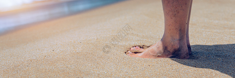 脚踩海浪女士自然高清图片