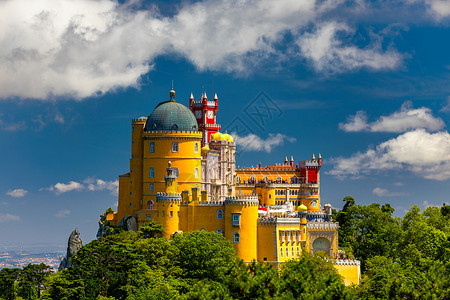辛尼里斯佩纳宫在辛特拉 葡萄牙里斯本 欧洲旅行 在葡萄牙度假 葡萄牙辛特拉佩纳宫全景 佩纳故宫 辛特拉 葡萄牙 旅游 世界遗产背景