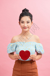 持有纸质心型卡片的女性 情人节的概念 日本人背景图片