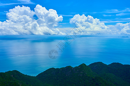 一个热带岛屿的不可思议的自然 绿色高山和完美的蓝水 地球上天堂之地 大地上 云 夏天背景图片