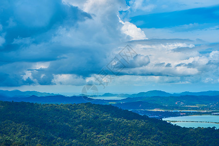 一个热带岛屿的不可思议的自然 绿色高山和完美的蓝水 地球上天堂之地 大地上 天空 全景背景图片