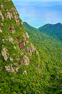 一个热带岛屿的不可思议的自然 绿色高山和完美的蓝水 地球上天堂之地 大地上 海 海岸线背景图片