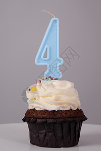 白色生日邀请函巧克力蛋糕好吃 奶油和蜡烛用4号4型 在灰色背景的白色摊子上 甜点 面包店 晚饭 甜点 甜的 假期背景