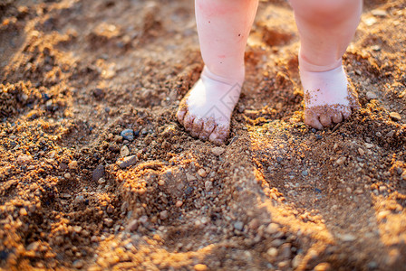 孩子们夏天光着脚 在金沙滩的近距离上 休闲活动背景图片