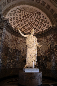巴黎/法国-2019年4月4日 卢浮宫博物馆Velletri的雅典娜神像背景