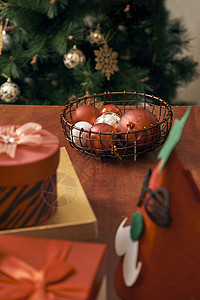 圣诞快乐 新年快乐！在室内装饰圣诞树 圣诞树和礼物的宏观或近景图片 配件 球背景图片