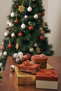 圣诞快乐 新年快乐！在室内装饰圣诞树 圣诞树和礼物的宏观或近景图片 现代的 房子背景图片