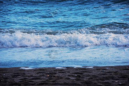海水的特写影响沙滩上的沙子 海浪平静地流沙 放松的景色 海岸 海景背景图片