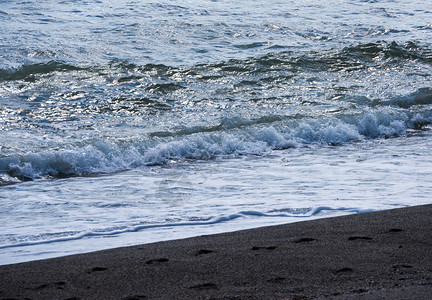 海水的特写影响沙滩上的沙子 海浪平静地流沙 放松的景色 自然 活力背景图片