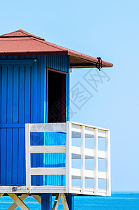 在沙沙沙滩上的蓝色营救小屋 在海边安全放松 阳光明媚的一天 晴天 旅行背景图片