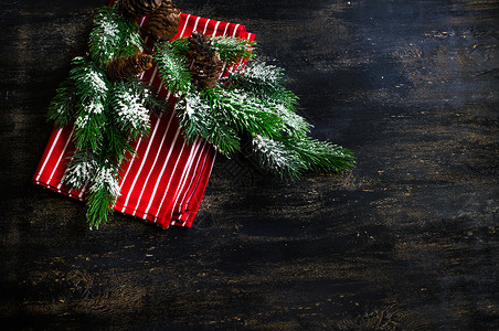 带圣诞节装饰品的 Fir树 绿色的 红色的 雪花背景图片