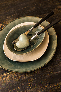 圣情人节节的节庆餐桌设置 静物 环境 银器 周年纪念日背景图片
