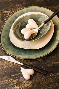 圣情人节节的节庆餐桌设置 食物 花 葡萄酒 盘子背景图片